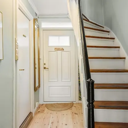 Det Lille Rode Huset Ved Floibanen *