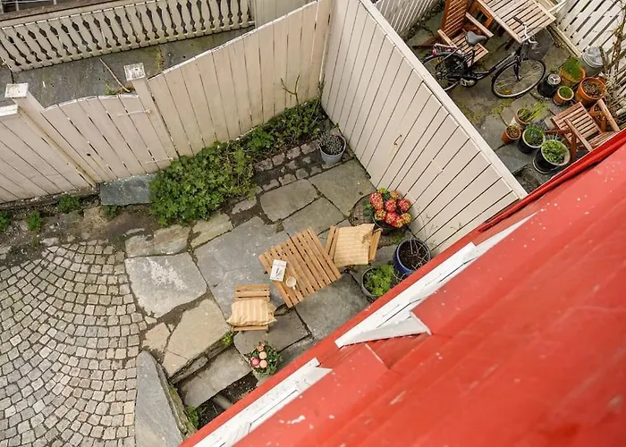 Det Lille Rode Huset Ved Floibanen *