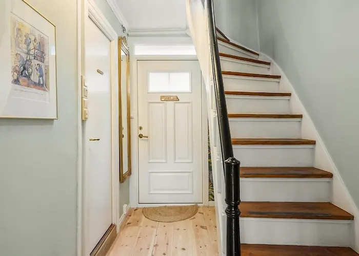 Det Lille Rode Huset Ved Floibanen *